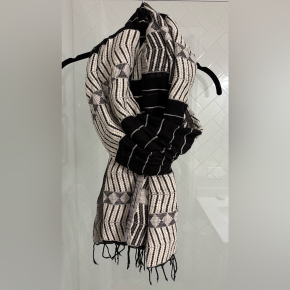 Hand Woven in Ethiopia • Women's Scarf/Shawl - Picture 2 of 5